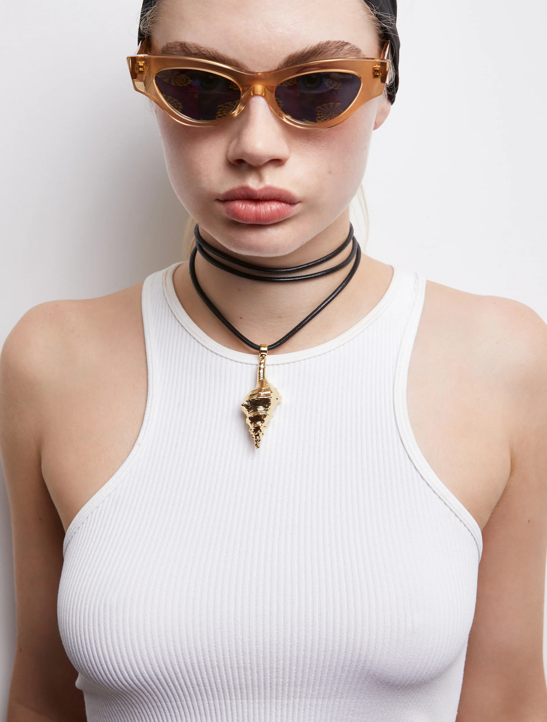 Flicka Shell Necklace - Gold - Image 13
